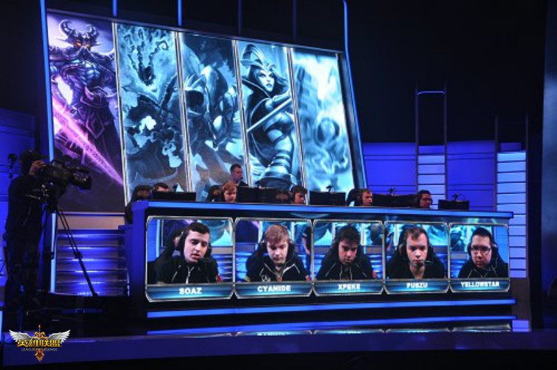 战斗歌曲开始了！ Ale 的雷霆击杀了 Xiaohu ，而 Xiaotian 呼吸着Maokai窒息了双方，进入最后一轮