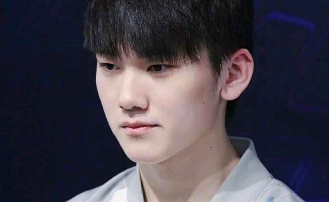 网友热议第二个名人堂：感觉是UZI 因为没有提到夺冠